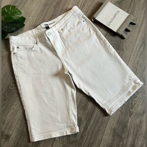 Gap Classic 5 pocket Basic Bermuda Jean shorts in White. Size 8r